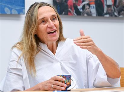 Blanche Weber, Präsidentin des Mouvement Ecologique, spricht bei einer Umweltveranstaltung, nachhaltige Politik im Fokus