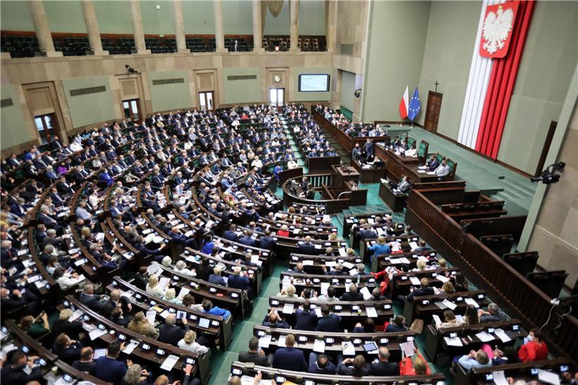 Die Präsidentin des Sejm, des polnischen Parlaments, ließ gestern Abend eine bereits durchgeführte Abstimmung wiederholen. Die PiS-Politikerin Elzbieta Witek verging sich damit an der Parlamentsordnung.
