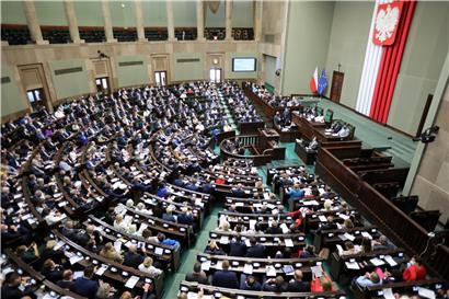 Die Präsidentin des Sejm, des polnischen Parlaments, ließ gestern Abend eine bereits durchgeführte Abstimmung wiederholen. Die PiS-Politikerin Elzbieta Witek verging sich damit an der Parlamentsordnung.
