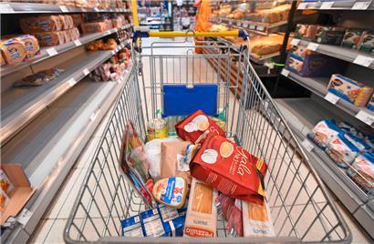 Die Preise steigen weiter: Verbraucher müssen heute 37,4 Prozent mehr für Öl-Produkte bezahlen als vor einem Jahr. Lebensmittel sind 9,2 Prozent teurer geworden.
