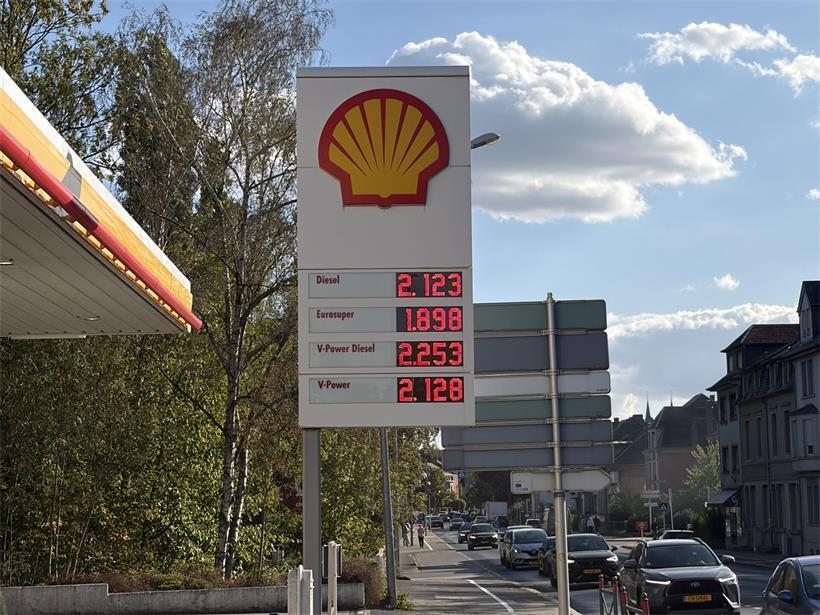 Die Preise von Dienstag sind bereits hoch. Ab Mitternacht legt der Dieselpreis noch einmal um rund 3 Cent zu
