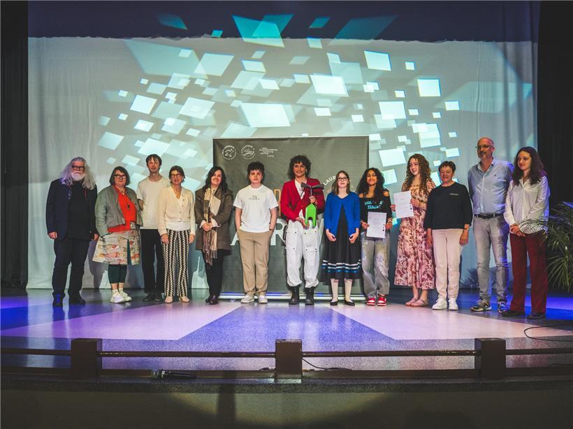 Preisträger der Altersgruppe 12-17 Jahre bei der Siegerehrung für herausragende Leistungen