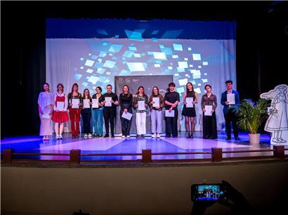 Preisträger der Kategorie 18-26 Jahre bei der Preisverleihung, junge Gewinner auf Bühne mit Urkunden und Pokalen