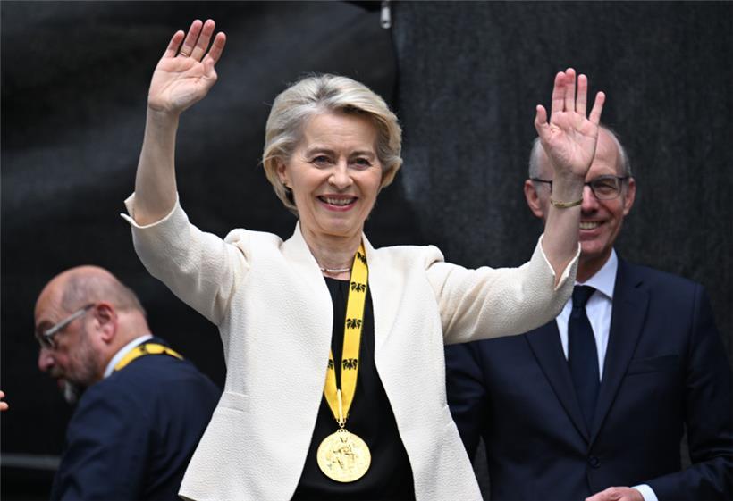 Die Preisträgerin Ursula von der Leyen fühlt sich geehrt, im Hintergrund freut sich Luc Frieden mit ihr
