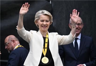 Die Preisträgerin Ursula von der Leyen fühlt sich geehrt, im Hintergrund freut sich Luc Frieden mit ihr
