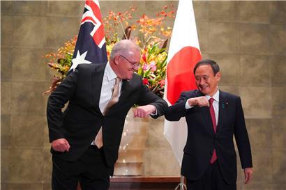 Die Premiers Australiens und Japans, Scott Morrison und Yoshihide Suga, in Tokio: Das neue Abkommen zwischen beiden Inselstaaten verärgert Peking
