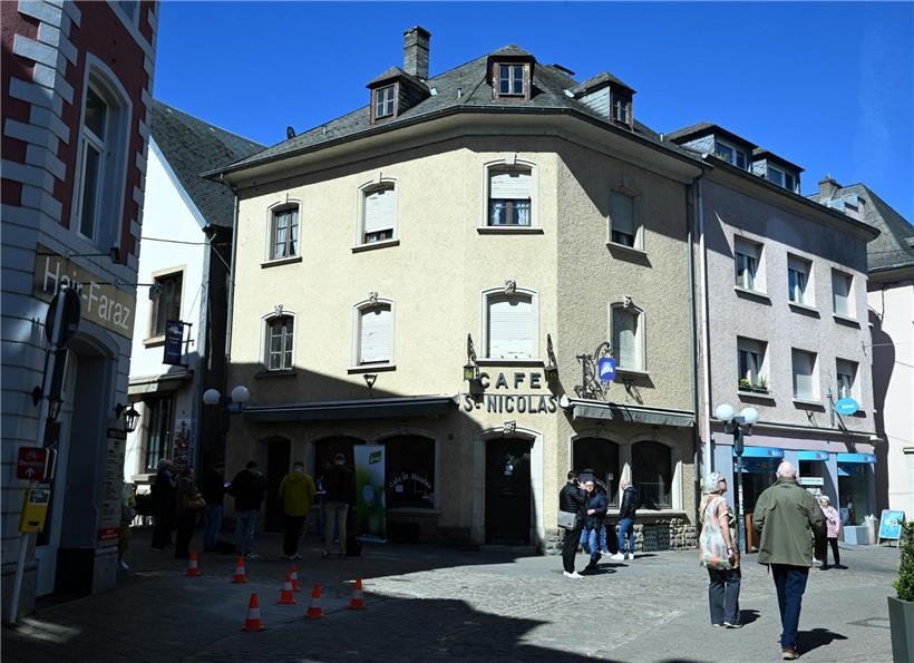 Pressekonferenz vor leerstehendem Lokal in Echternach – Symbol für Wirtschaft und Stadtentwicklung