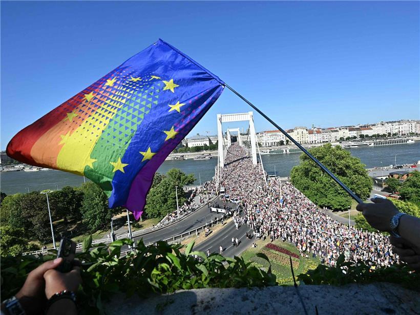 Symbolbild: Die Pride in BUdapest war verboten, lockte 2025 dennoch zehntausende Menschen aus aller Welt nach Ungarn