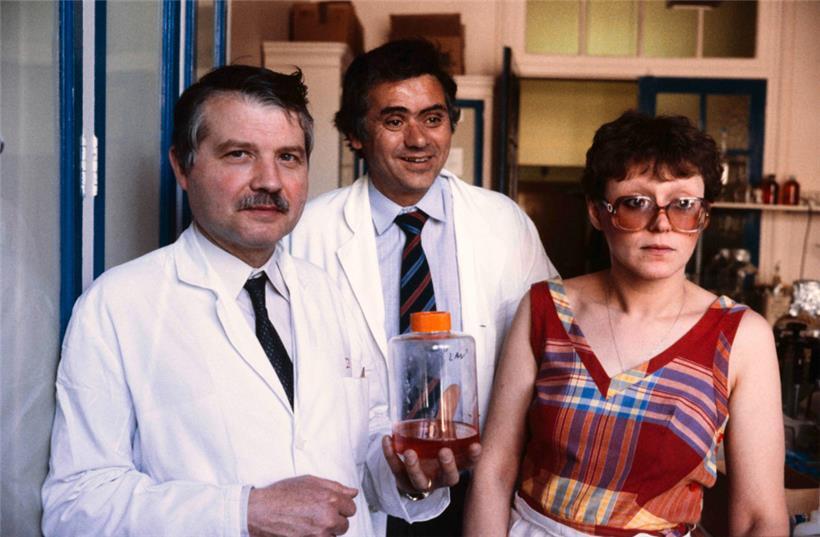 Die Professoren Jean-Claude Chermann (M.), Françoise Barré-Sinoussi (r.) und Luc Montagnier (l.) auf einer Aufnahme vom 25. April 1984

