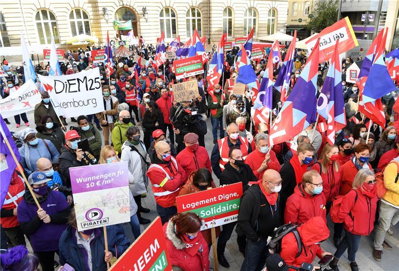 Die Protestaktion wurde auf dem Platz zwischen dem alten Postgebäude und dem neuen Luxustempel Royal Hamilius abgehalten
