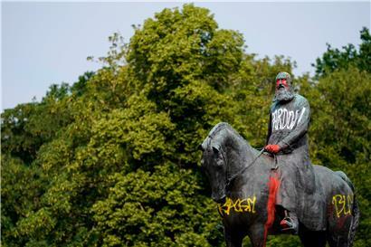 Die Proteste haben nicht nur in Brüssel Spuren auf den Denkmälern von Leopold II. hinterlassen; allerdings tragen diese Spuren dazu bei, den Blick in die dunkle Vergangenheit wieder freizulegen.

