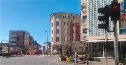 Die Radfahrerampel an der place des Remparts zeigt dauerhaft Rot
