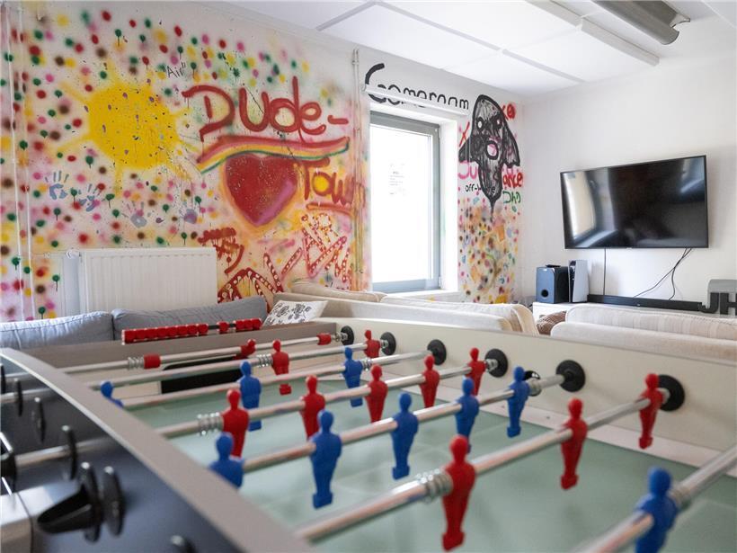 Jugendhaus Räume mit Sitzgruppen für Gespräche, Aktivitäten und persönliche Beratung in modern gestalteter Umgebung