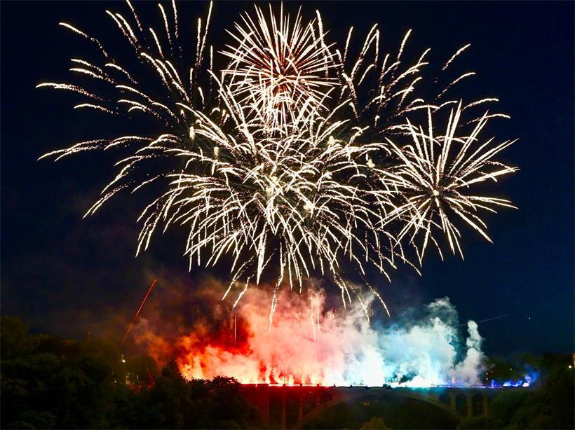 Raketenstart am Pont Adolphe in Luxemburg-Stadt am Vorabend des Nationalfeiertags um 23 Uhr
