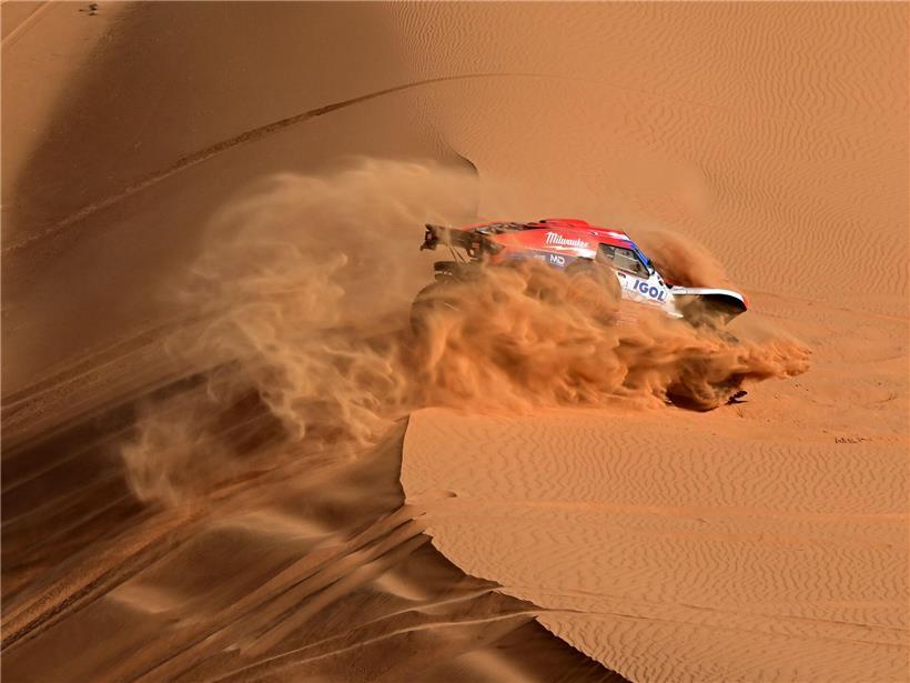 Rallye Dakar Offroad-Rennwagen in Aktion bei spektakulärer Wüstenfahrt auf staubiger Strecke