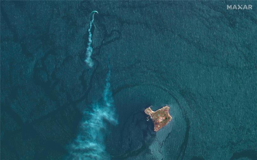 Die Rauchschwaden neben der Insel sollen von aus der Ukraine abgeschossenen Raketen stammen
