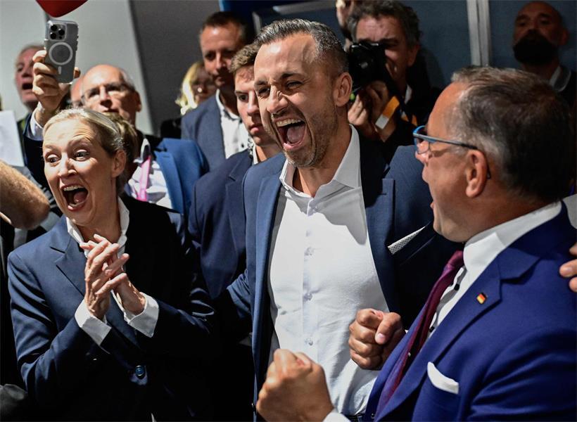 Die Rechtsextremen der AfD – hier der möglicherweise künftige Ministerpräsident von Sachsen-Anhalt, Ulrich Siegmund (M.), sowie die beiden AfD-Chefs Alice Weidel und Tino Chrupalla – wollen unter dem Euphemismus „Remigration“ massiv Menschen aus Deutschland deportieren