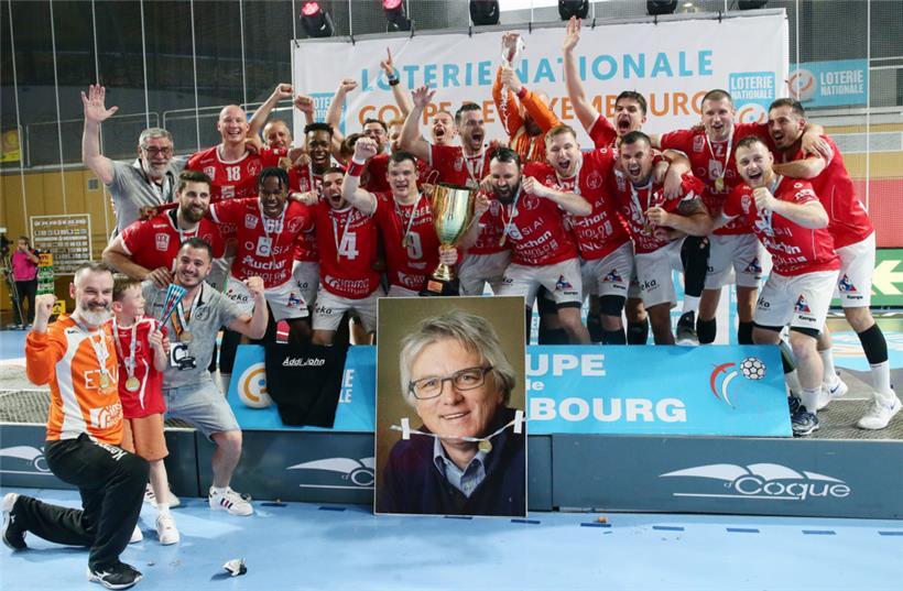 Die Red Boys bejubeln ihren Titel – und gedenken ihres verstorbenen Präsidenten, John Scheuren
