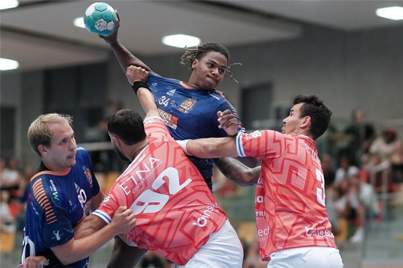 Die Red Boys, hier gegen Luka Steffen und Itua Etute vom HBD, haben die beste Defensive in dieser Saison
