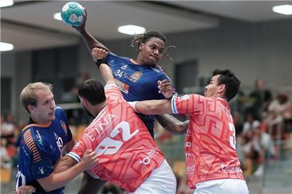 Die Red Boys, hier gegen Luka Steffen und Itua Etute vom HBD, haben die beste Defensive in dieser Saison
