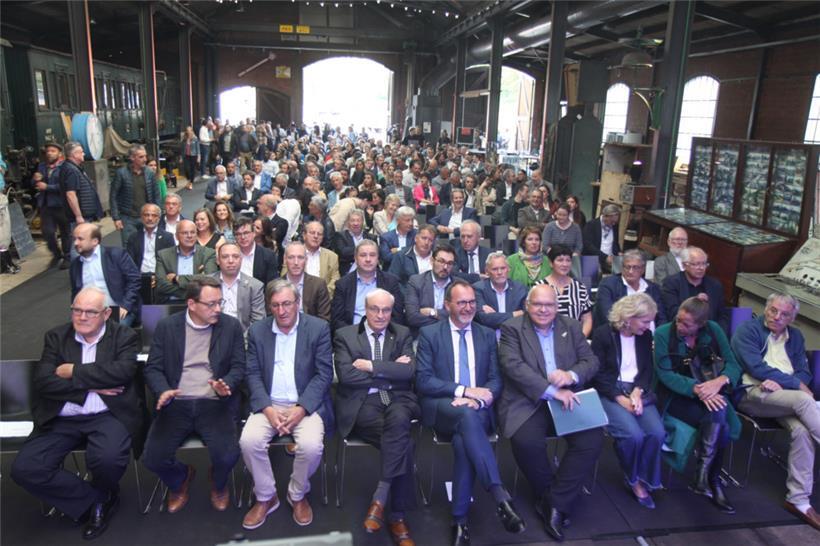 Die Redner ließen die vergangenen 25 Jahre in den Industriehallen Revue passieren
