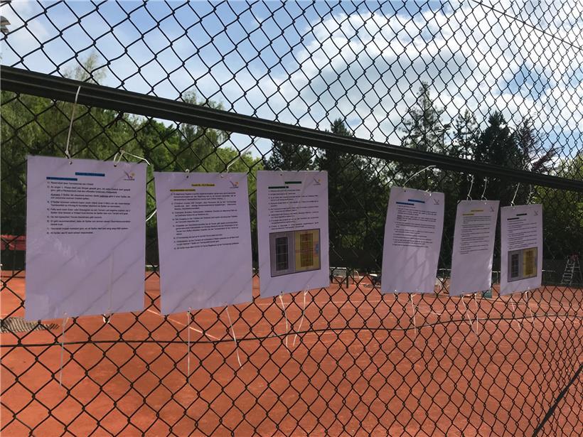Die Regeln, an die sich die Tennisspieler und Vereine zu halten haben, wurden sichtbar auf der Tennisanlage anbracht
