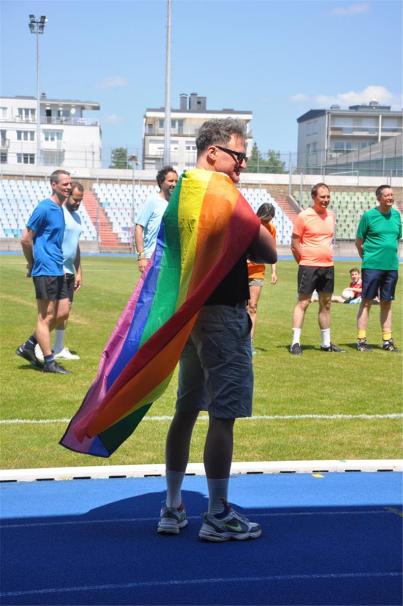 Die Regenbogenflagge war an diesem Wochenende im Stade Josy Barthel zu sehen