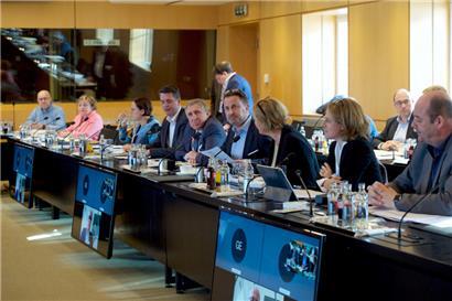 Die Regierung bei der Tripartite
