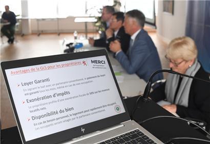 Die Regierung bewirbt die soziale Mietverwaltung u.a. mit Steuervorteilen. Im Hintergrund: Marie-Josée Jacobs, Henri Kox, Michel Simonis und Gilles Hempel
