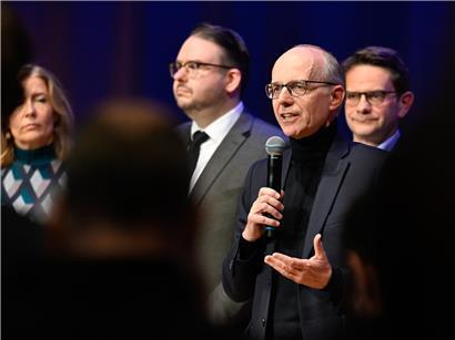 Regierung diskutiert Politikstrategien, warnt vor frühem Vorwahlkampf und Fokus auf langfristige Regierungsarbeit