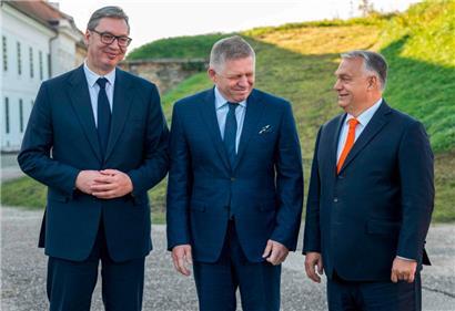 Die Regierungschefs (v.l.) aus Serbien, Aleksandar Vucic, der Slowakei, Robert Fico, und Ungarn, Viktor Orban, bevorzugen autoritär regierende Amtskollegen
