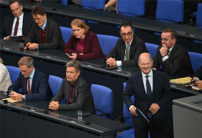 Die Regierungsreihen im Deutschen Bundestag: „Wie lange noch?“, fragen sich viele in Deutschland
