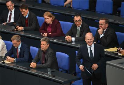 Die Regierungsreihen im Deutschen Bundestag: „Wie lange noch?“, fragen sich viele in Deutschland
