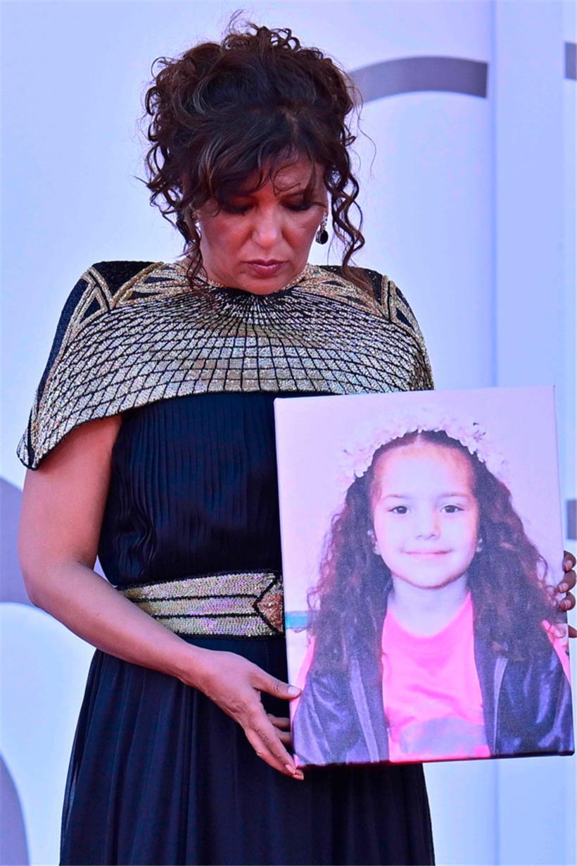Die Regisseurin Kaouther Ben Hania hielt auf dem roten Teppich das Porträt der ermordeten Palästinenserin Hind Rajab, die nur fünf Jahre alt wurde
