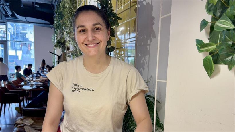 Die Regisseurin und Schauspielerin Renelde Pierlot mit passendem Tshirt zum Interview: „Es liegt nicht am PMS, sondern an dir“ (aus dem Italienischen übersetzt)