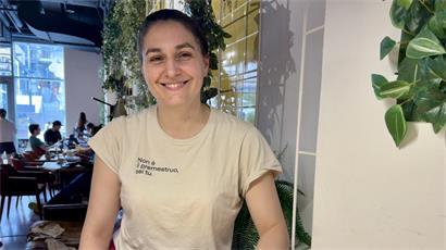 Die Regisseurin und Schauspielerin Renelde Pierlot mit passendem Tshirt zum Interview: „Es liegt nicht am PMS, sondern an dir“ (aus dem Italienischen übersetzt)