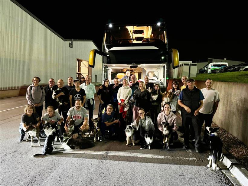 Die Reise beginnt: 23 Menschen und 21 Hunde machten sich am Montagabend auf den Weg nach Tschechien
