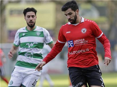 Matheus Souza und Strassen enttäuscht auf der unerwarteten Reise nach Hostert, Landschaft im Hintergrund