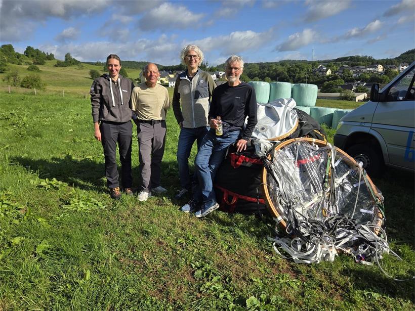Die Rekord-Piloten mit dem Luxemburger Ballon-Experten Claude Weber (Zweiter von rechts)