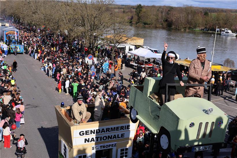 Remicher Kavalkade Sonntag mit festlich geschmückten Wagen und Teilnehmern bei traditioneller Parade in Remich Luxemburg