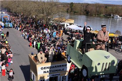 Remicher Kavalkade Sonntag mit festlich geschmückten Wagen und Teilnehmern bei traditioneller Parade in Remich Luxemburg