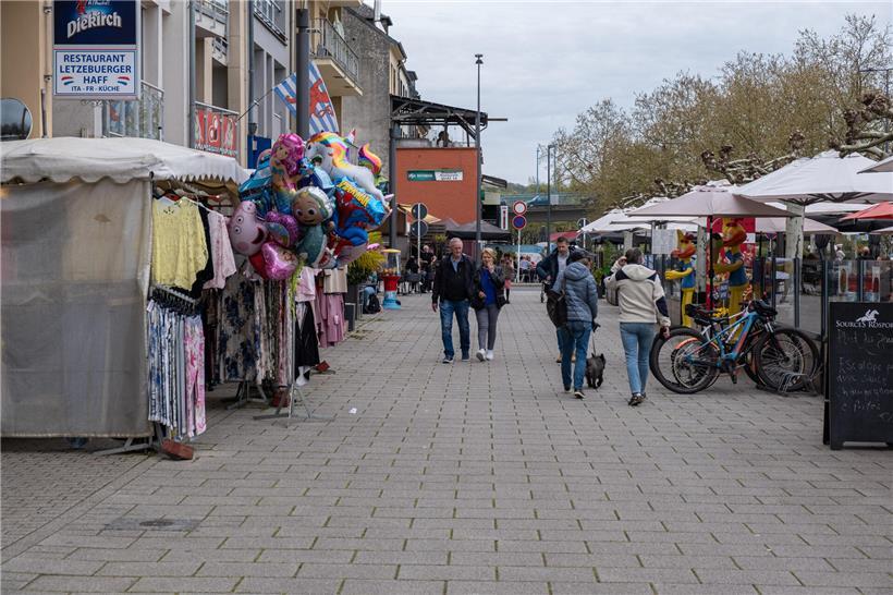 An der Mosel entlang: Eine Entdeckungsreise vor der Haustür Remicher Promenade mit Sitzbänken und Blick auf die Mosel, ideal zum Entspannen und Spazierengehen in Luxemburg