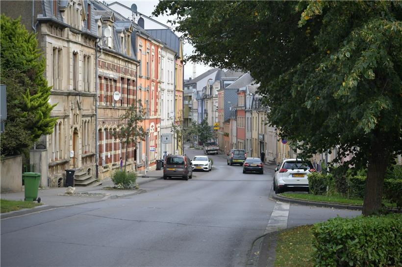 Die Rennstrecke ist 160 Meter lang – die Bürgersteige der rue John F. Kennedy werden mit Heuballen gesichert
