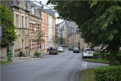 Die Rennstrecke ist 160 Meter lang – die Bürgersteige der rue John F. Kennedy werden mit Heuballen gesichert

