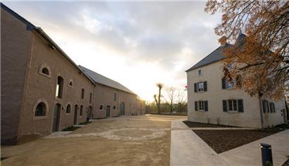 Die Renovierung des Schlosses selbst (rechts) war 2021 abgeschlossen
