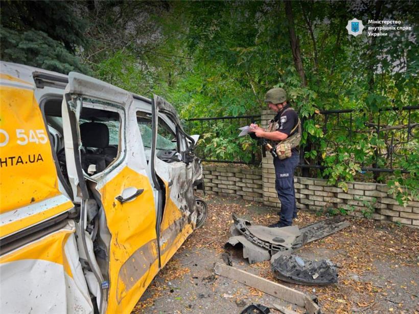 Die Renten werden in der ostukrainischen Ortschaft Jarowa von der Post verteilt
