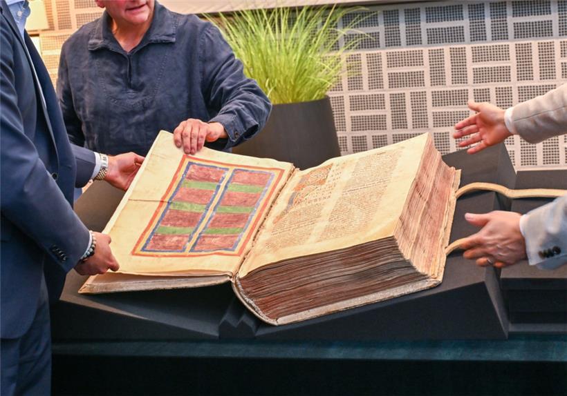 Die Riesenbibel ist eines der seltensten Manuskripte, das die BNL erworben hat
