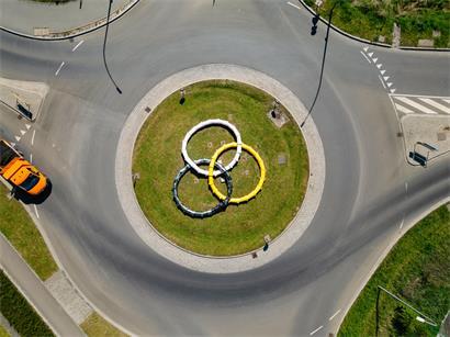 Die Ringe, die Lorentzweiler beschäftigen:  „Loops #3“ von Julien Hübsch