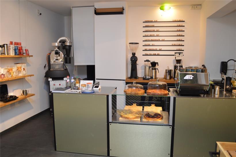 Die Röstmaschine „Rosi“ (l.) wird einmal die Woche aus der Ecke genommen und auf 180 bis 200 Grad gebracht
