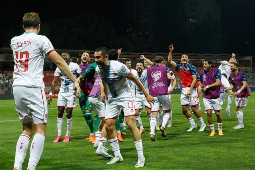 Die „Roten Löwen“ feierten nach Spielende vor den rund 20 angereisten Luxemburger Fans. Doch auch die einheimischen Zuschauer zeigten viel Anerkennung für die kämpferische Luxemburger Leistung.
